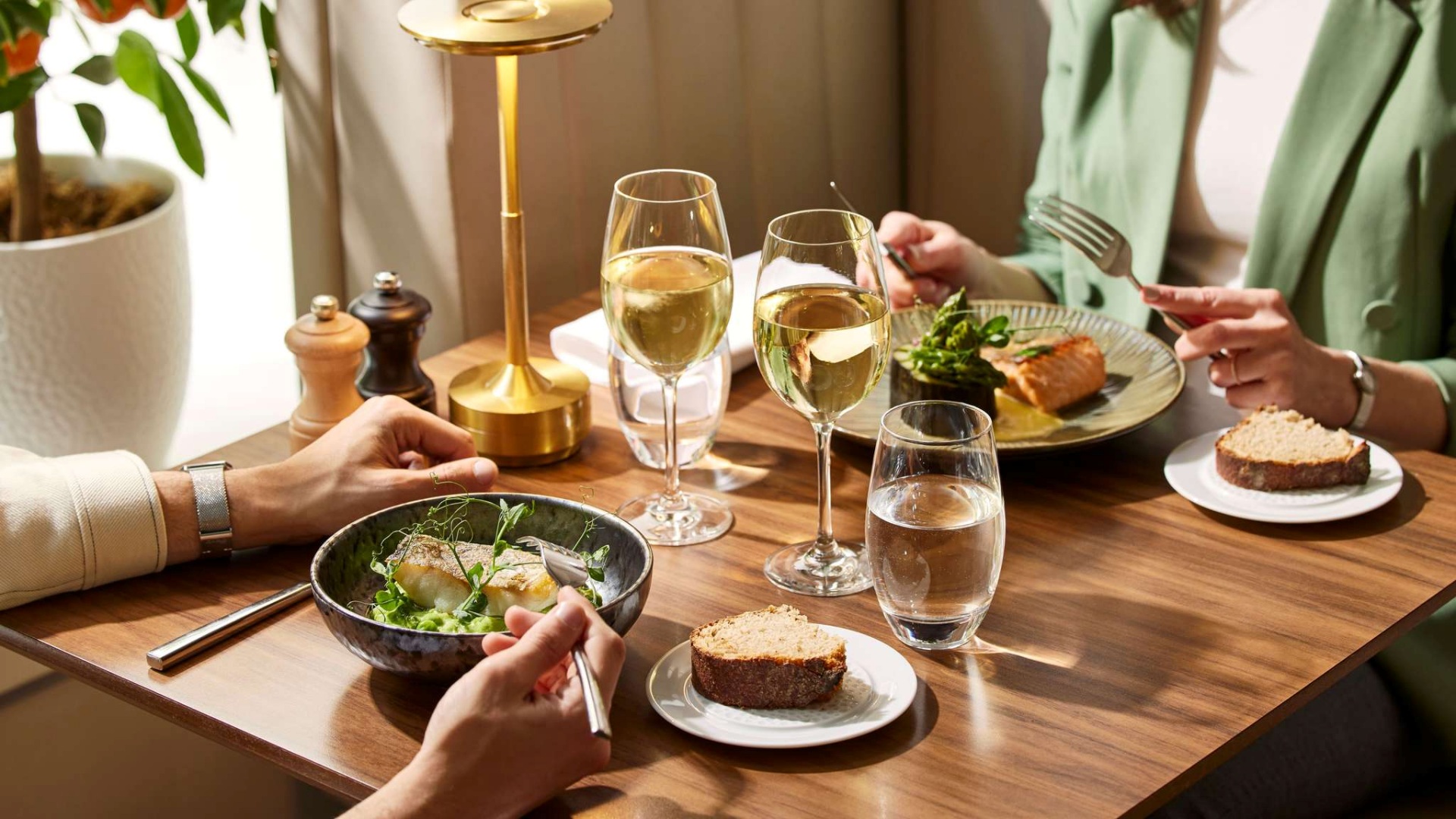 Sophisticated Dining & Bar Experience