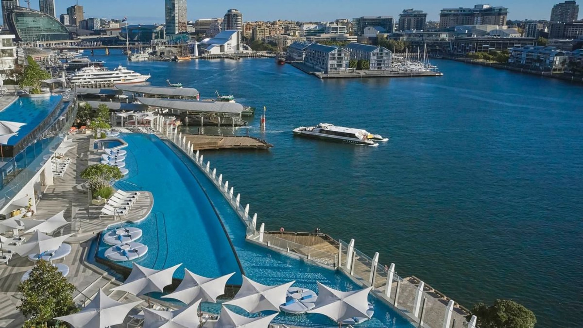 Panoramic Harbour & Skyline Views